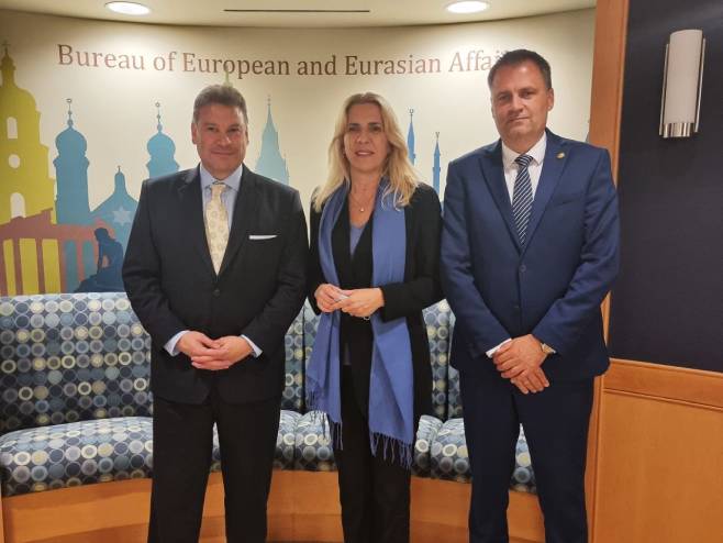 Предсједница Жељка Цвијановић са Габријелом Ескобаром и амбасадором у БиХ Бојаном Вујићем Предсједница Жељка Цвијановић са Габријелом Ескобаром и амбасадором у БиХ Бојаном Вујићем - Фото: РТРС