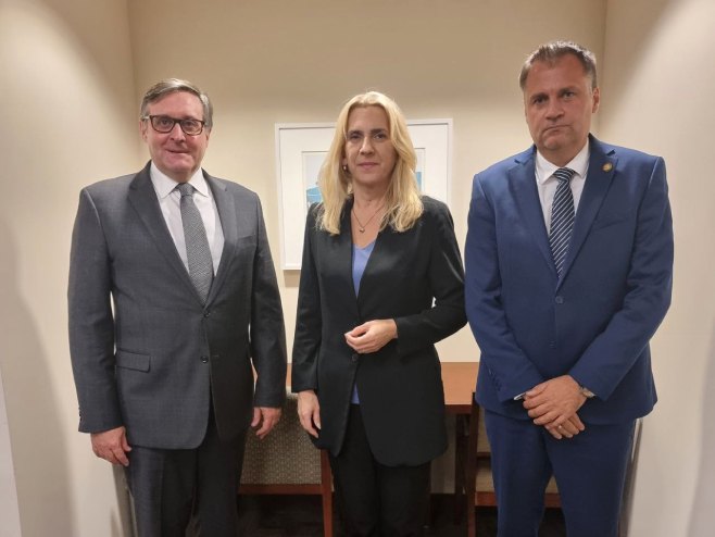 Predsjednica Željka Cvijanović sa Metjuom Palmerom i ambasadorom u BiH Bojanom Vujićem 