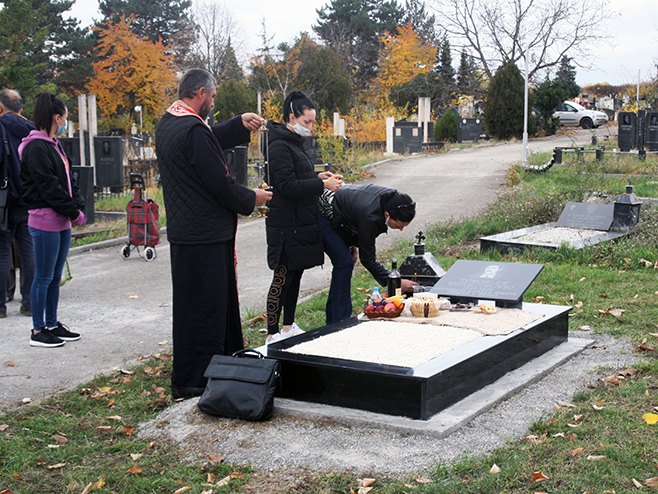 Малобројни Срби изашли на гробље у Приштини - Фото: СРНА