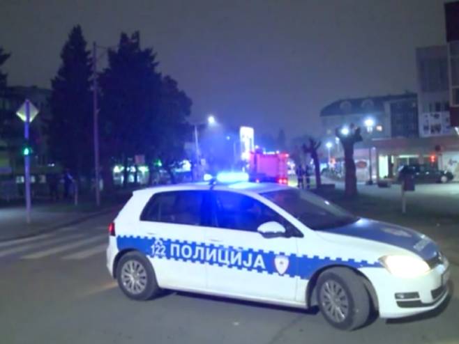 У Добоју полиција опколила Дом здравља У Добоју полиција опколила Дом здравља - Фото: РТРС