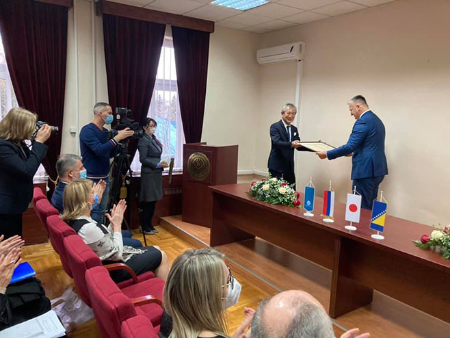 Шкрбићу уручено признање јапанског Министарства (Фото: ФБ/Министарство здравља Српске) Шкрбићу уручено признање јапанског Министарства (Фото: ФБ/Министарство здравља Српске) -