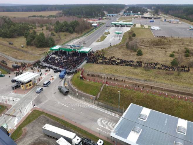 Мигранти - граница код пољског села Кузнице(Фото:twitter.com/StZaryn) - 