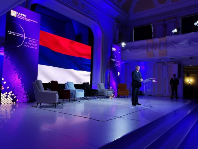 Radovan Višković na konferenciji "Izazovi i budućnost poslovanja" - Foto: Twitter Radovan Višković na konferenciji "Izazovi i budućnost poslovanja" - Foto: Twitter