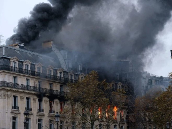 Пожар у Паризу (фото: Celine Brigand / Sipa / Rex) - 