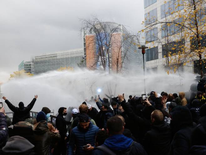 Сукоби полиције и демонстраната против мјера у Бриселу - Фото: AP