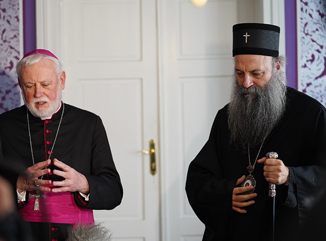Патријарх Порфирије и надбискуп Галагер (Фото: ANJUG/ DRAGAN KUJUNDZIC) - 