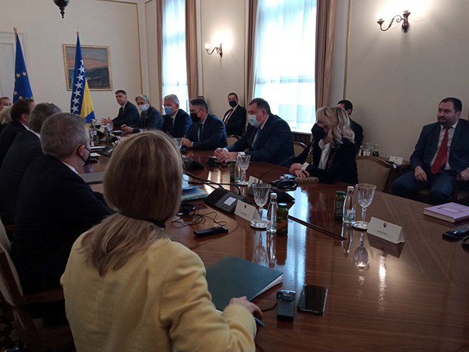 Чланови Предсједништва БиХ са Вархељијем Чланови Предсједништва БиХ са Вархељијем - Фото: СРНА