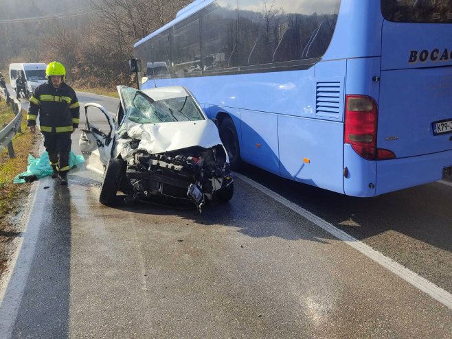 Саобраћајна несрећа у Бањалуци (фото: facebook.com / vatrogascibanjaluka123) Саобраћајна несрећа у Бањалуци (фото: facebook.com / vatrogascibanjaluka123) -