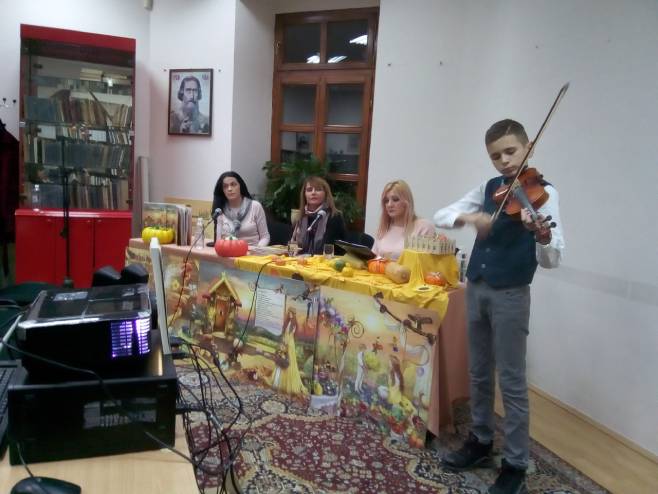 Требиње: Промовисана књига "Јесења гозба са вилом Босиљчицом" Требиње: Промовисана књига "Јесења гозба са вилом Босиљчицом" - Фото: СРНА
