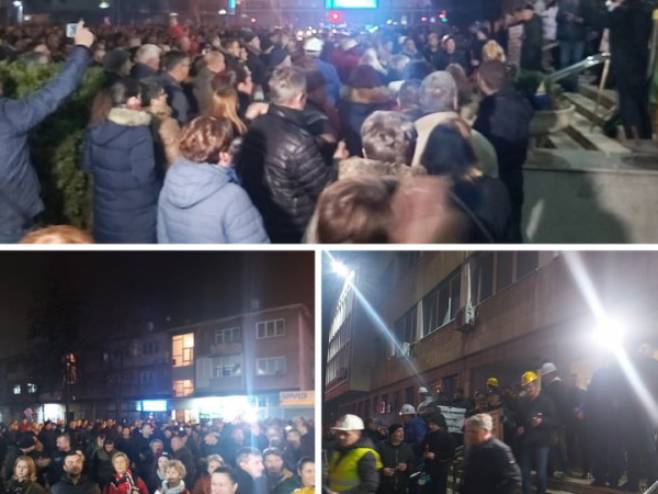 Рудари испред дирекције рудника Крека (Фото:Fena) Рудари испред дирекције рудника Крека (Фото:Fena) -