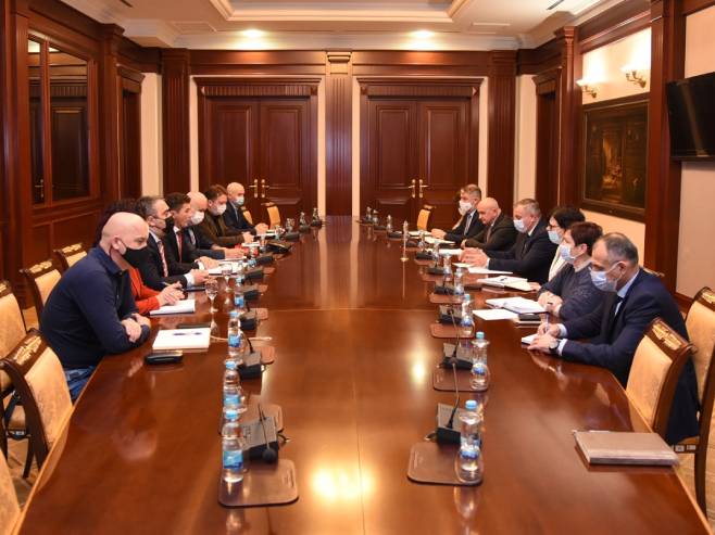 Višković sa predstavnicima Konfederacije sindikata (Foto: Vlada Srpske) - Višković sa predstavnicima Konfederacije sindikata (Foto: Vlada Srpske) -