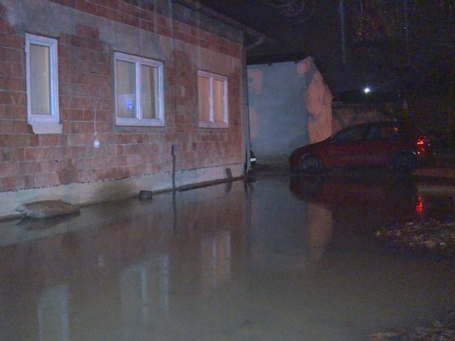 Излијевање воде у бањалучком насељу Пријечани - Фото: РТРС