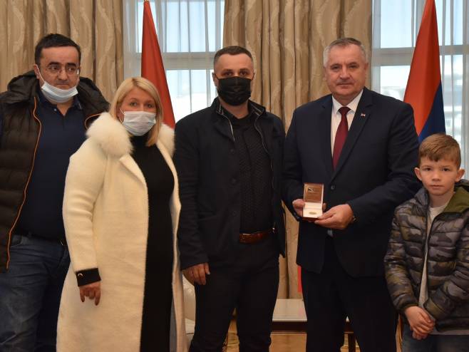 Признање Радовану Вишковићу (Фото: Владе Српске) Признање Радовану Вишковићу (Фото: Владе Српске) -