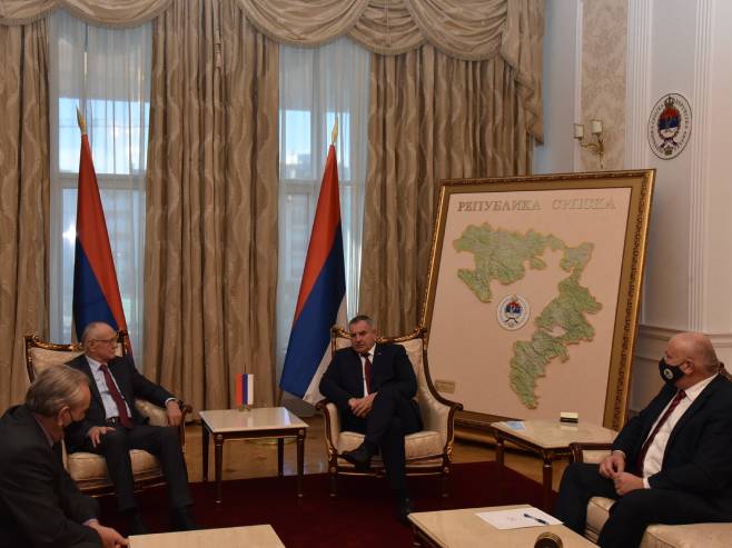 Вишковић са делегацијом Удружења пензионера Српске Вишковић са делегацијом Удружења пензионера Српске -