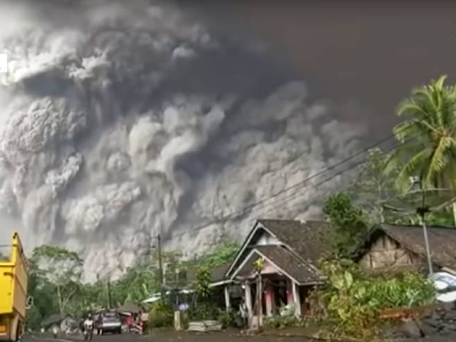 Ерупција вулкана у Индонезији - Фото: Screenshot/YouTube