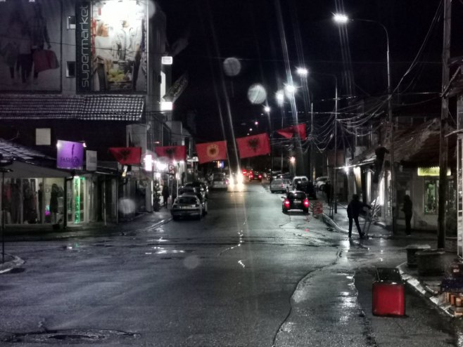 У Косовској Митровици заставе Албаније и терористичке организације ОВК У Косовској Митровици заставе Албаније и терористичке организације ОВК - Фото: СРНА