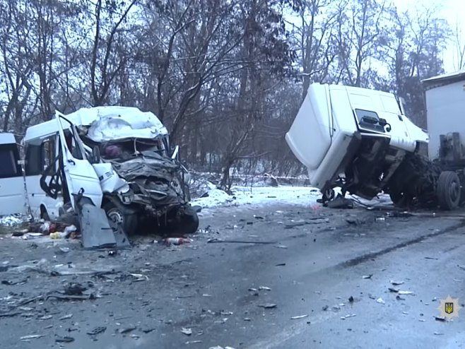 Саобраћајна несрећа у Украјини (фото: ГУНП в Чернігівській області) - 