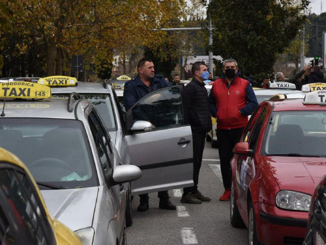 Протест таксиста у Подгорици (фото: Лука Зековић) - 