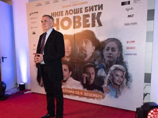 Душан Ковачевић на премијери филма "Није лоше бити човек" (Фото: Војислав Вујанић) Душан Ковачевић на премијери филма "Није лоше бити човек" (Фото: Војислав Вујанић) -
