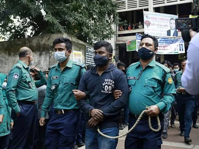 Дака: Полиција спроводи осуђене студенте - Фото: AFP