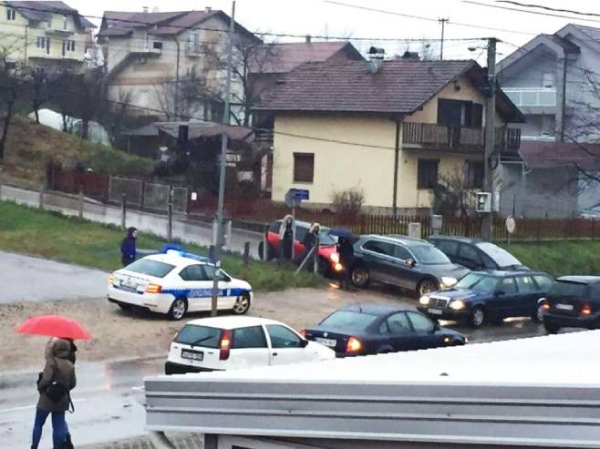 Бањалука: У саобраћајној незгоди учествовала четири возила (Фото: Srpskainfo/Уступљена фотографија) Бањалука: У саобраћајној незгоди учествовала четири возила (Фото: Srpskainfo/Уступљена фотографија) -