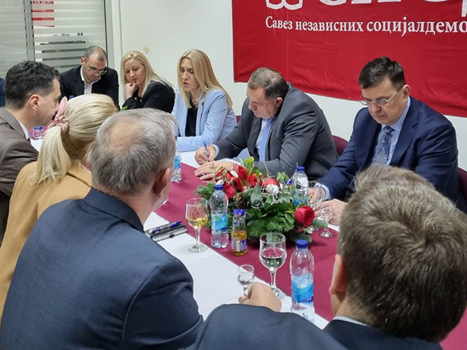 Цвијановић, Додик и Тегелтија у Мостару Цвијановић, Додик и Тегелтија у Мостару - Фото: РТРС