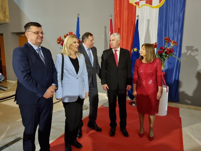 Цвијановић, Додик и Тегелтија на божићном пријему у Мостару Цвијановић, Додик и Тегелтија на божићном пријему у Мостару - Фото: РТРС
