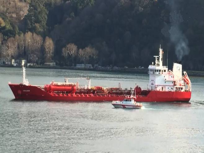 Tanker blokirao Bosforski moreuz (Foto: Screenshot/hurriyet.com.tr) - 