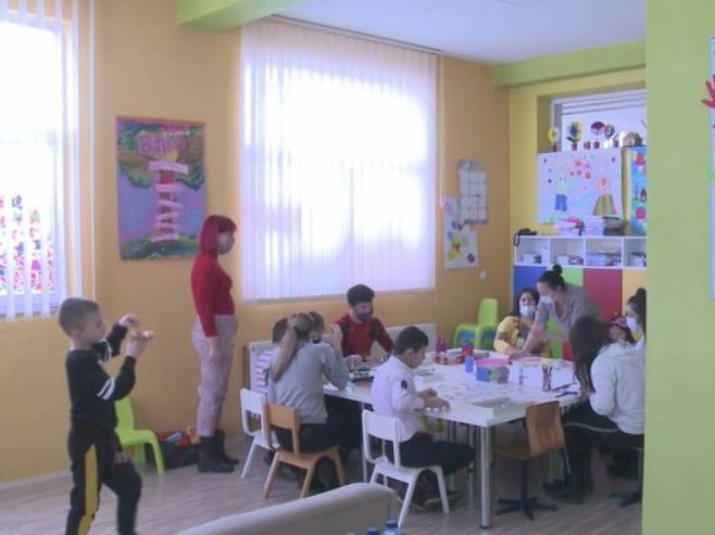 Акција "С љубављу храбрим срцима" обрадовала и удружења у Станарима и Теслићу Акција "С љубављу храбрим срцима" обрадовала и удружења у Станарима и Теслићу - Фото: РТРС