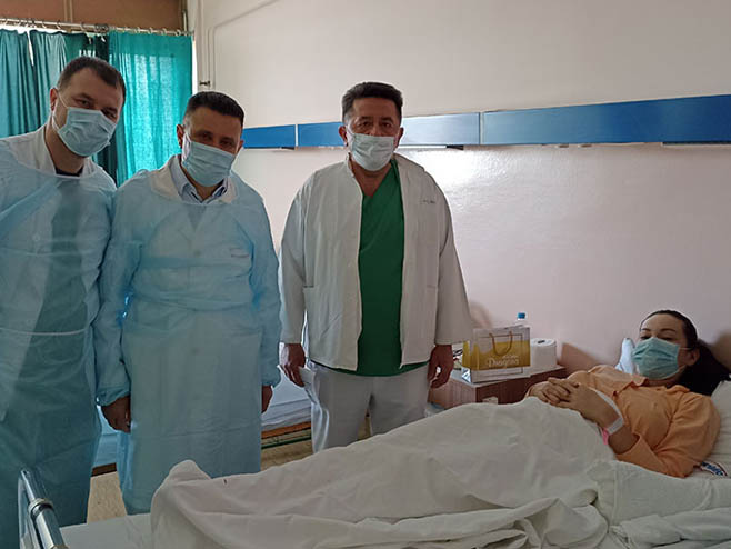 Даривање прве бебе у Новој години - Фото: РТРС