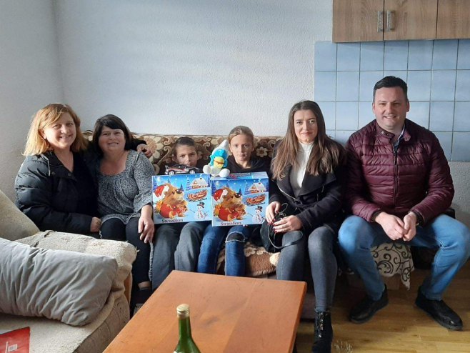 Пакетићи за дјецу у Дневном центру Бубамара у Мркоњић Граду - Фото: РТРС