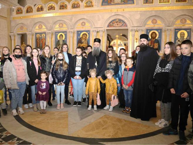 Патријарх обрадовао дјецу са Баније (Фото: www.spc.rs) - 