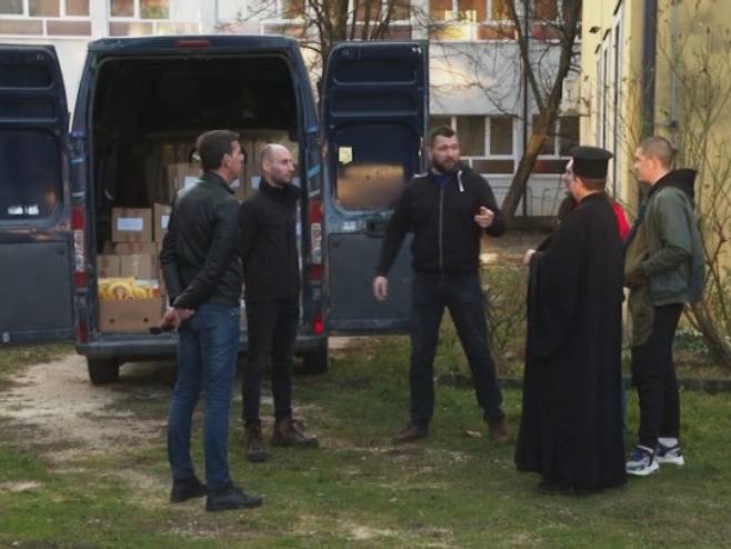 Србима повратницима у Сански Мост уручени божићни пакети Србима повратницима у Сански Мост уручени божићни пакети - Фото: РТРС