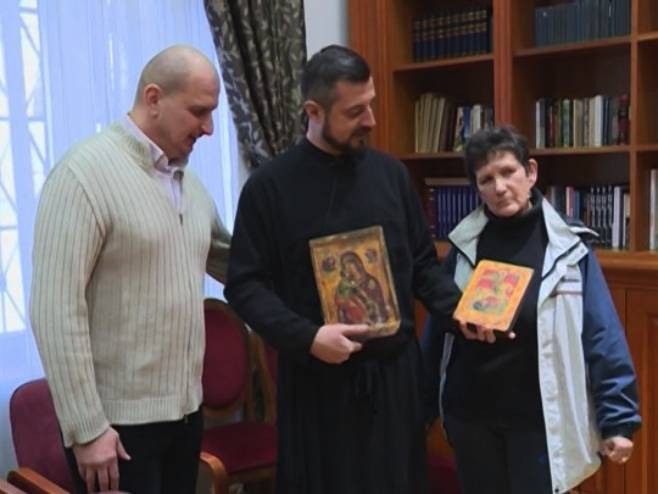 Породица Јашаревић вратила иконе православној цркви у Мостару - Фото: РТРС