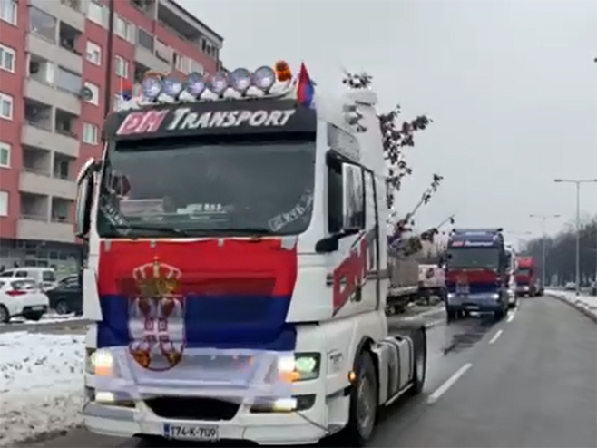 Вожња Бадњака на камионима у Бањалуци Вожња Бадњака на камионима у Бањалуци - Фото: Screenshot