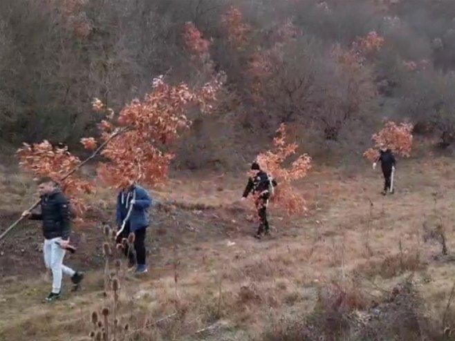 Срби сијеку бадњак код Грачаначког језера (фото:Kosovo online) Срби сијеку бадњак код Грачаначког језера (фото:Kosovo online) -