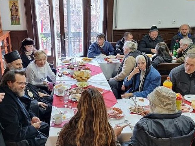 Патријарх Порфирије на Божићном ручку са потребитима (фото: spc.rs) Патријарх Порфирије на Божићном ручку са потребитима (фото: spc.rs) -