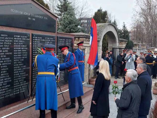 Званичници положили вијенце на Споменик палим борцима ВРС 