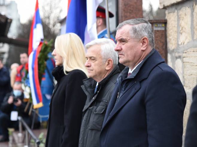Вишковић на полагању вијенаца на Споменик палим борцима ВРС Вишковић на полагању вијенаца на Споменик палим борцима ВРС -