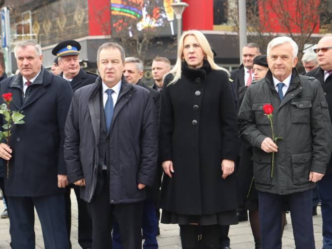 Званичници Српске и Србије положили вијенце на Тргу погинулих бораца НОР-а Званичници Српске и Србије положили вијенце на Тргу погинулих бораца НОР-а - Фото: РТРС
