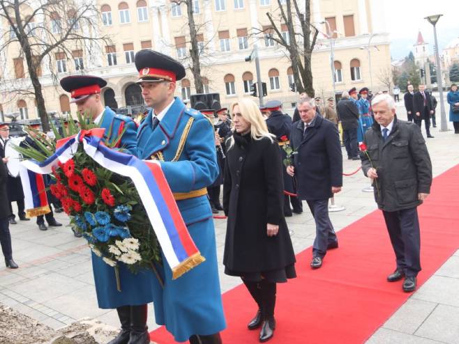 Zvaničnici Srpske i Srbije položili vijence na Trgu poginulih boraca NOR-a Zvaničnici Srpske i Srbije položili vijence na Trgu poginulih boraca NOR-a
