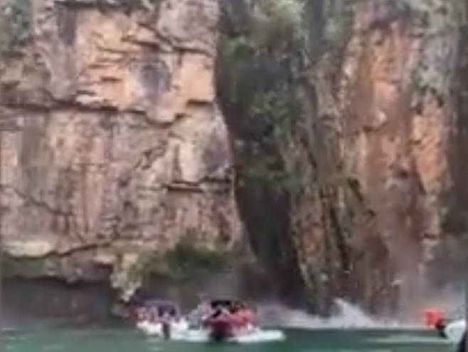 Стијена се обрушила на туристе у Бразилу - Фото: Screenshot