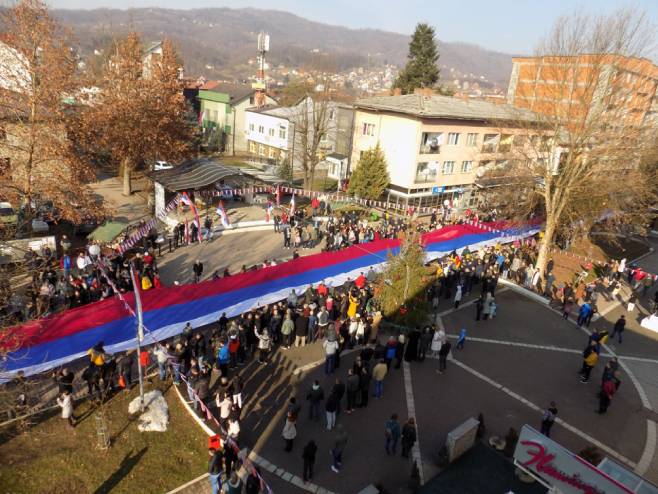 Bratunac - razvijena najveća zastava Republike Srpske (Foto: SRNA)