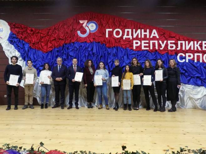Награђени најбољи литерарни и ликовни радови ученика Награђени најбољи литерарни и ликовни радови ученика - Фото: СРНА