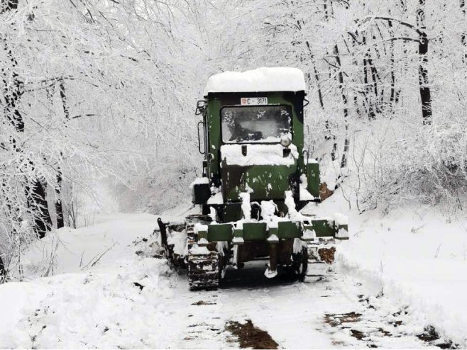 Србија: Војска чисти снијег Србија: Војска чисти снијег - Фото: ТАНЈУГ