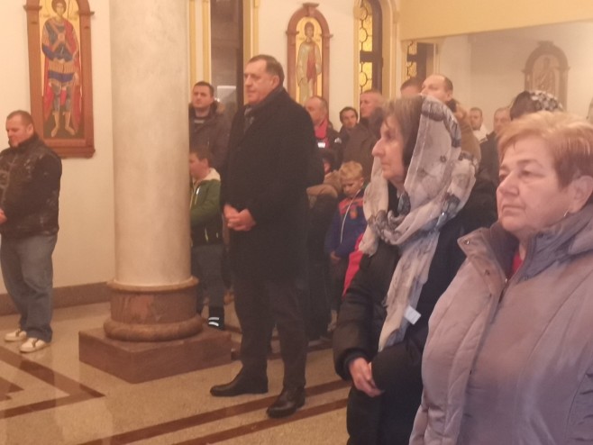 Милорд Додик на ноћном молебану Милорд Додик на ноћном молебану - Фото: РТРС
