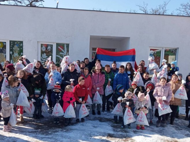 Podijeljeni paketići - poklon djece iz Republike Srpske (Foto: RTRS)