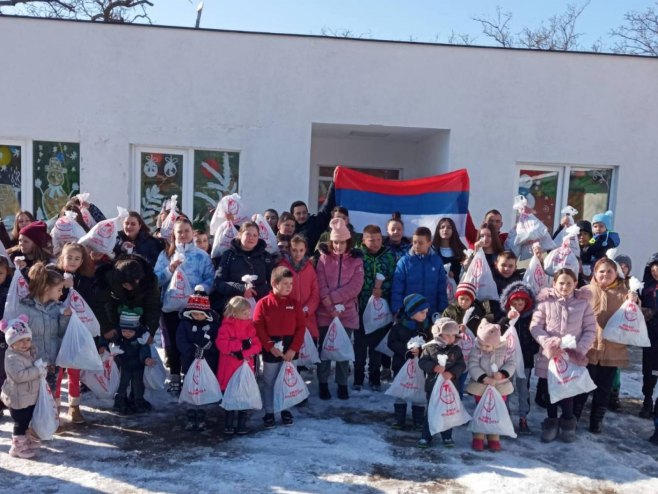 Подијељени пакетићи - поклон дјеце из Републике Српске (Фото: РТРС)