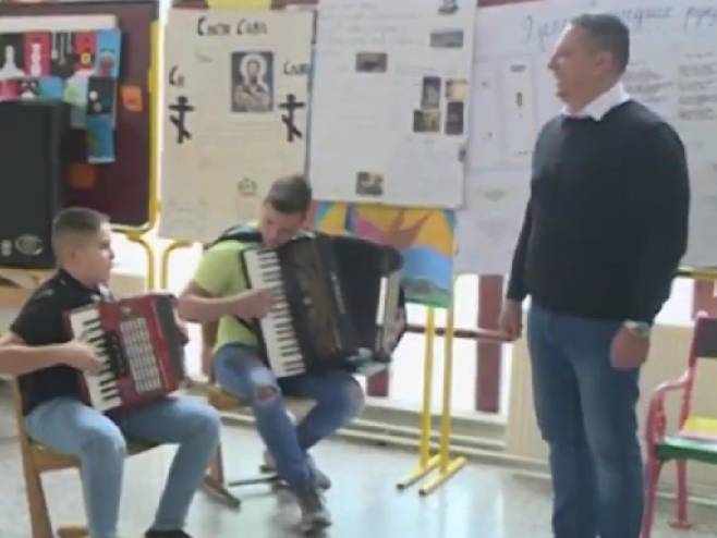 Угљевик: Оркестар хармоника Угљевик: Оркестар хармоника - Фото: РТРС