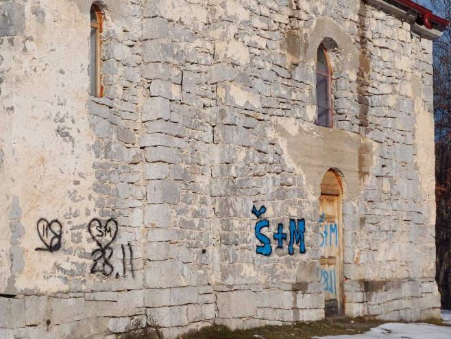 Оскрнављена црква у непосредној близини мигрантског кампа Оскрнављена црква у непосредној близини мигрантског кампа - Фото: РТРС